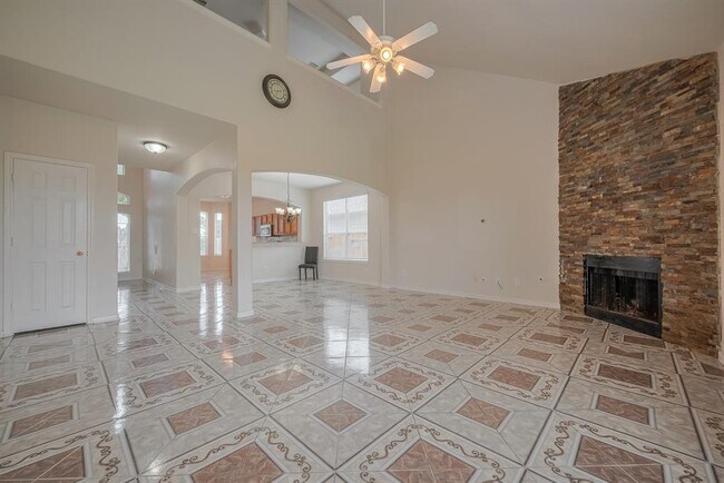 Building Photo - 155 Rodeo Dr