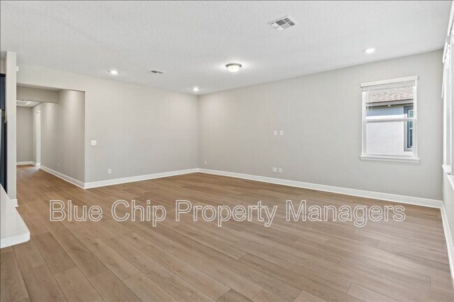 Building Photo - 1229 Pampus Dr