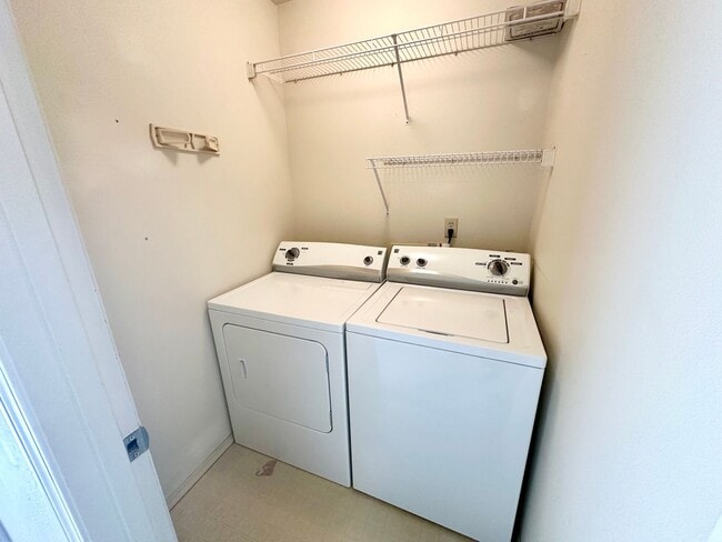 Building Photo - Introducing the Perfect Townhouse Steps Away from Central WA University!