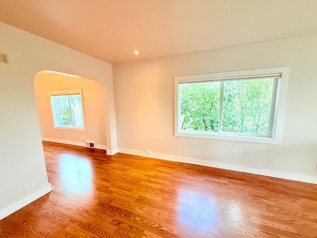 Building Photo - North Queen Anne Home