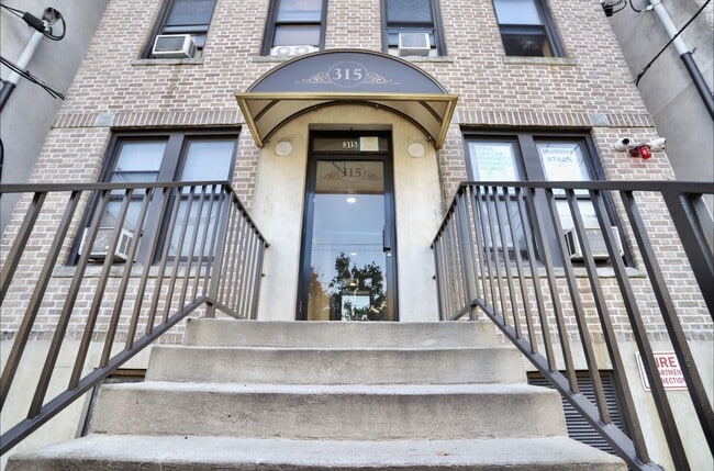 Building Photo - 315 8th St