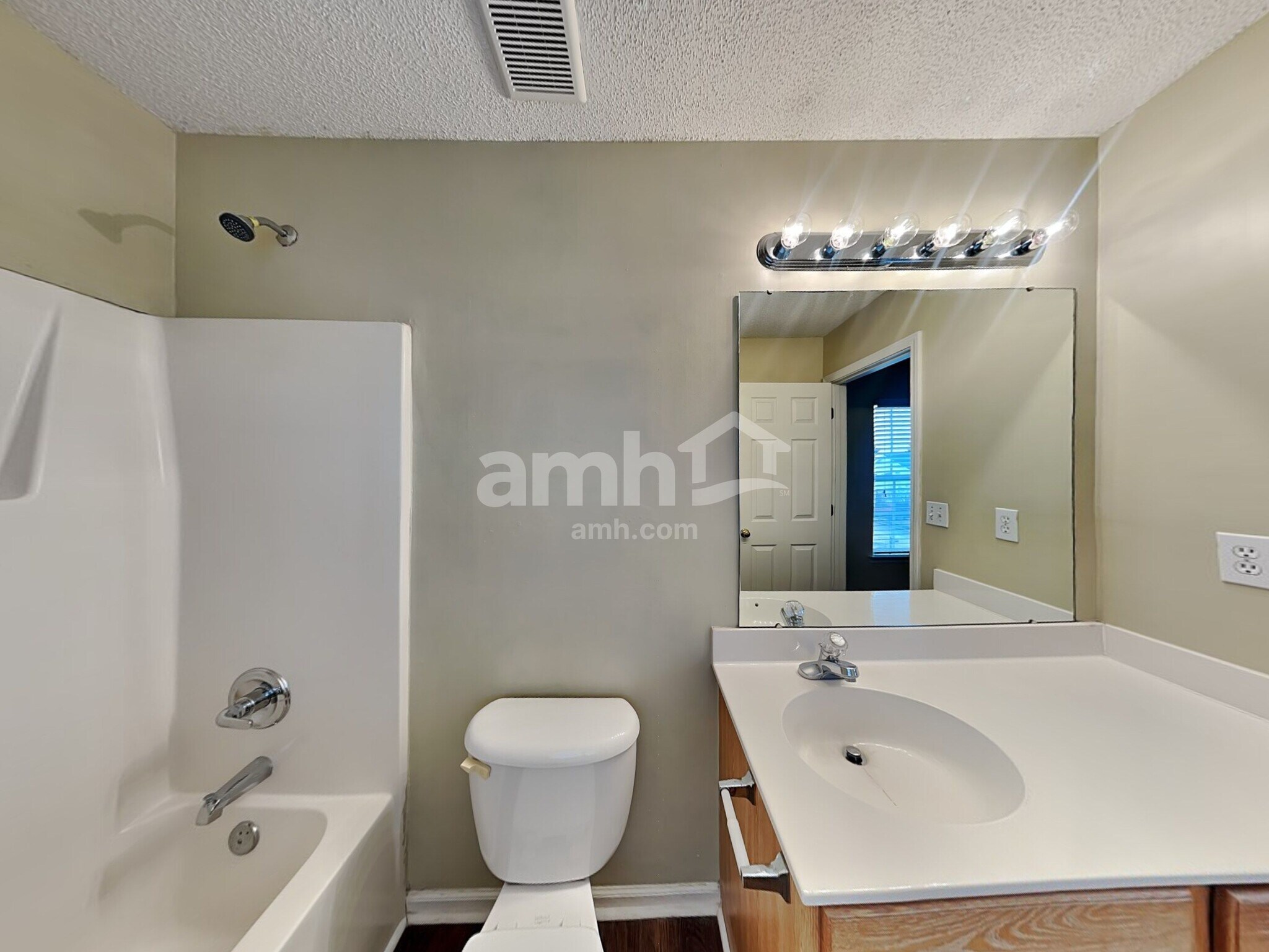 Building Photo - 15464 Stone Hollow Dr