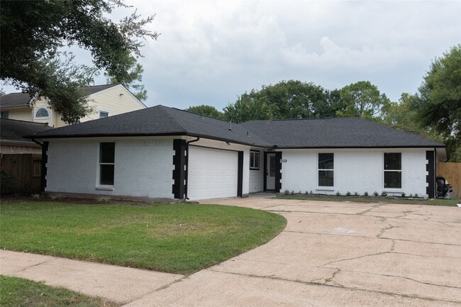 Building Photo - 609 Oak Harbor Dr