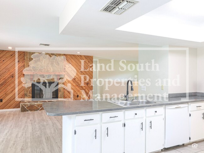 Building Photo - 2190 Belaire Dr