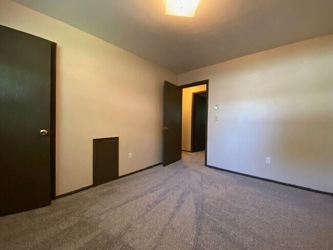 Building Photo - 419-423 N RUSSELL