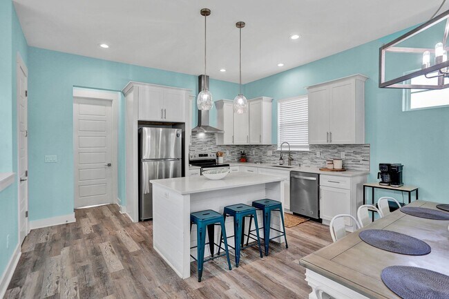 Building Photo - Luxury Beach Living Just Two Blocks from the Ocean – 4 Bed/3 Bath Fully Furnished Jacksonville Be...