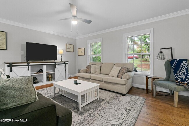 Building Photo - 450 Crestview Rd