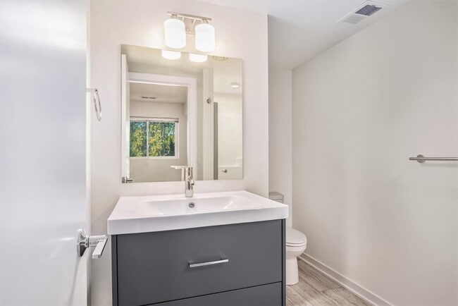 Building Photo - 901 Fulton St W