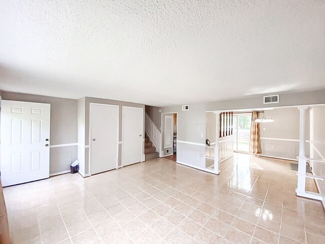 Building Photo - Beautifully Maintained 3 Bed 2 Bath Single...