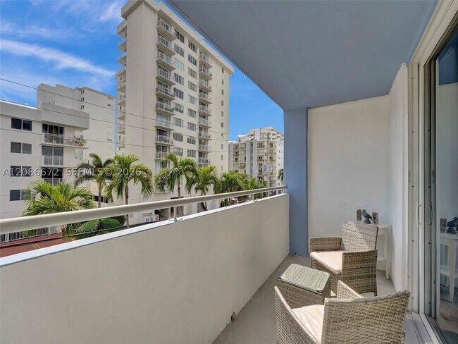 Building Photo - 1658 Bay Dr E