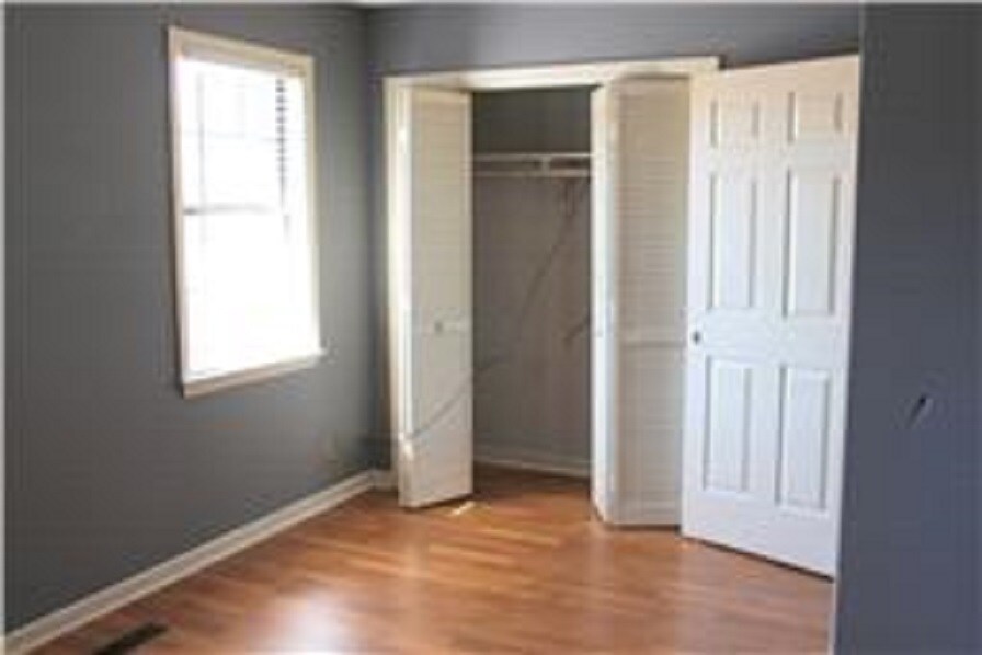 Building Photo - 472 Claircrest Dr
