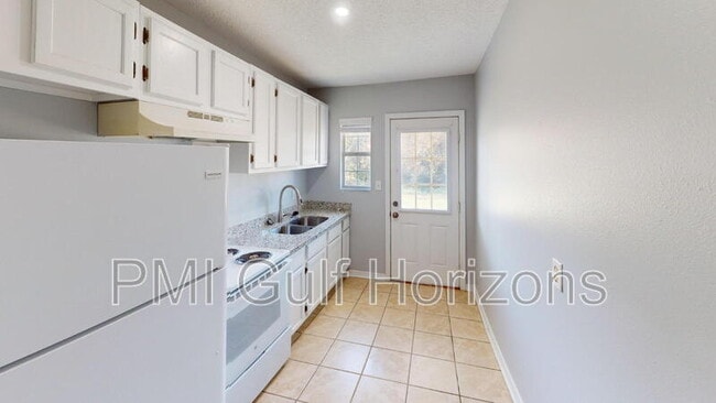 Building Photo - 5 Ellinor Ct