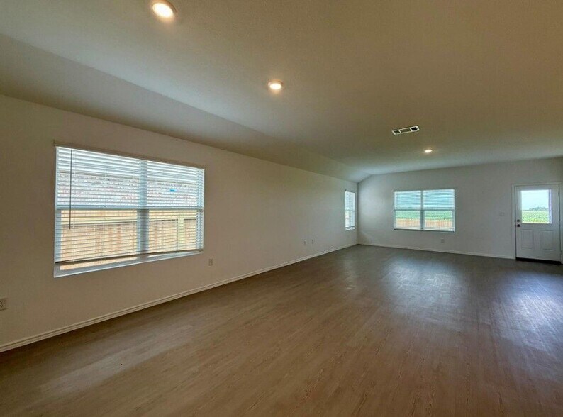 Building Photo - 106 Camargue Dr