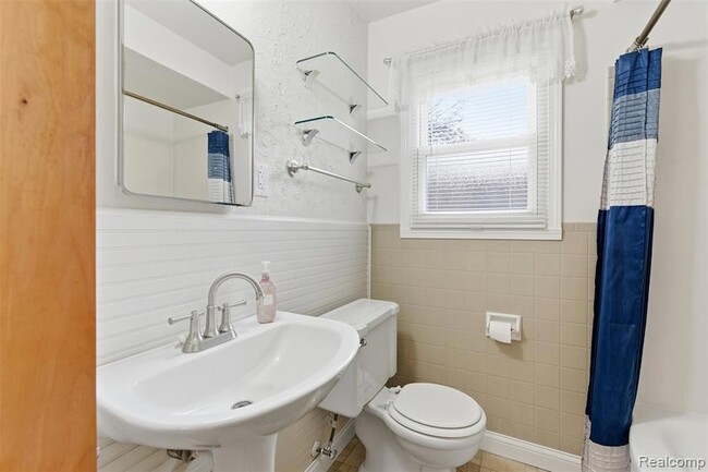 Building Photo - 25118 Lehigh St