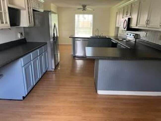 Building Photo - Available Now! MOVE IN SPECIAL HALF OFF FI...