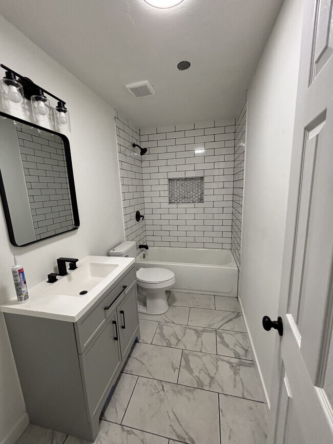 Building Photo - 915 S 6th St