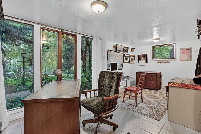 Building Photo - Quintessential Boulder Cottage in Mapleton...