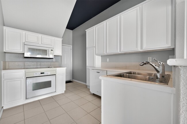 Building Photo - 16 Regency Pt