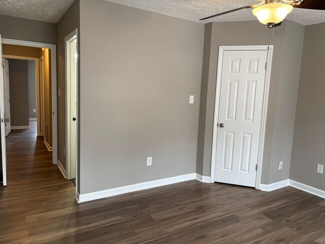 Building Photo - Beautiful 2 story townhome available in Asheboro!