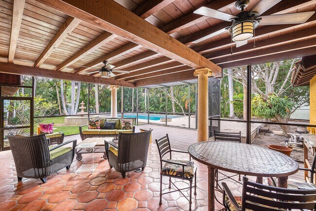 Building Photo - 334 Palm Trail