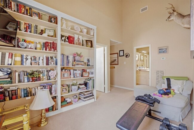 Building Photo - 10125 Valley Forge Dr