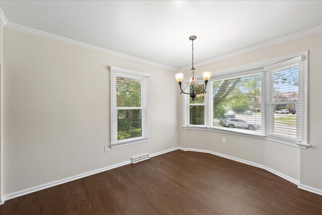 Building Photo - Stunning End-Unit Townhouse with Golf Cour...