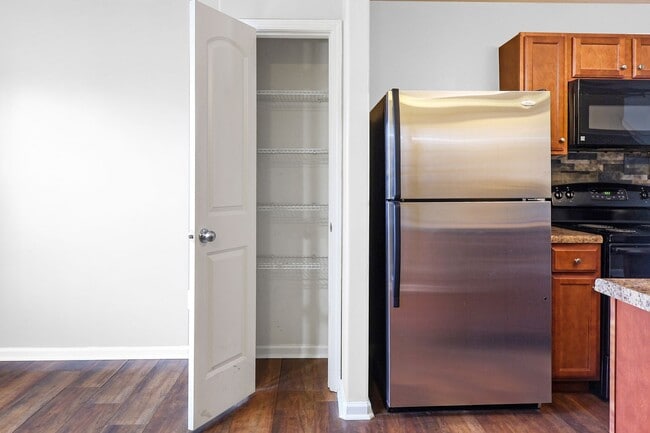 Building Photo - pdated 2BR/2.5BA Townhome with Private Fenced Patio