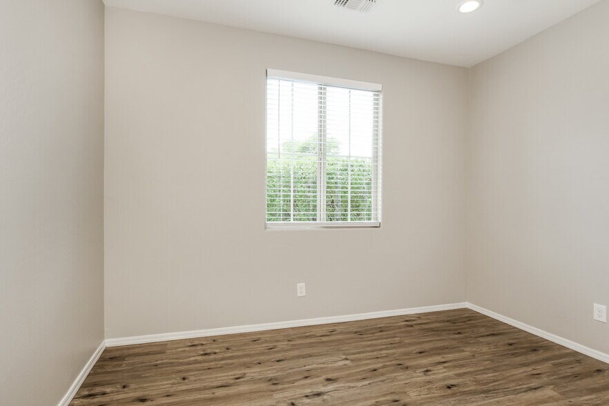 Building Photo - 6114 S 30th Ln