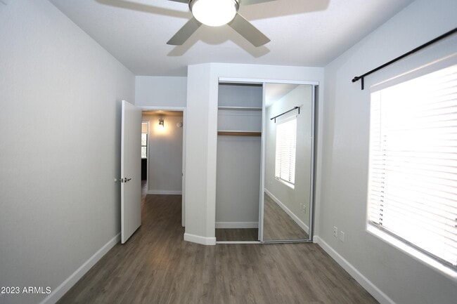 Building Photo - 924 E Manor Dr