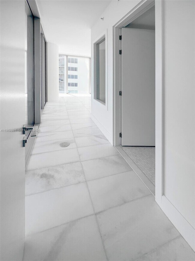 Building Photo - 700 NE 26th Terrace