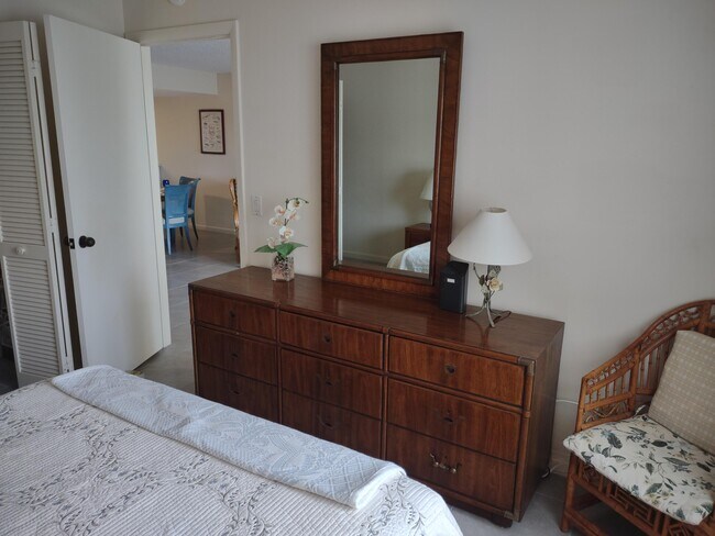 Building Photo - 5527 NE Gulfstream Way