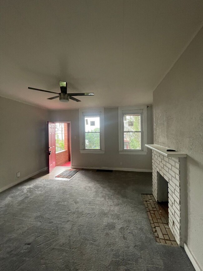 Building Photo - Available July 1st! 3 Bed 1.5 Single Family Home!