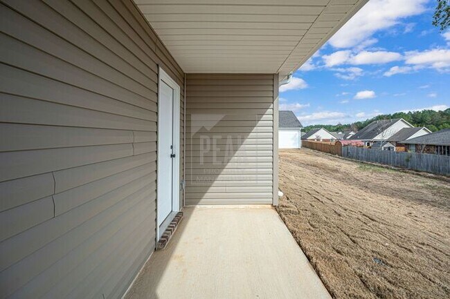 Building Photo - $1700! Beautiful 3 bed/ 2 bath home! SPRING SPECIAL $500 off first month's rent! Apply by 3/19/26!