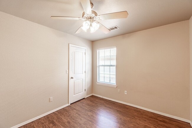 Building Photo - 2763 Oakview Rd