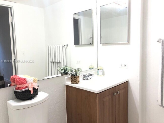 Building Photo - 2544 Centergate Dr