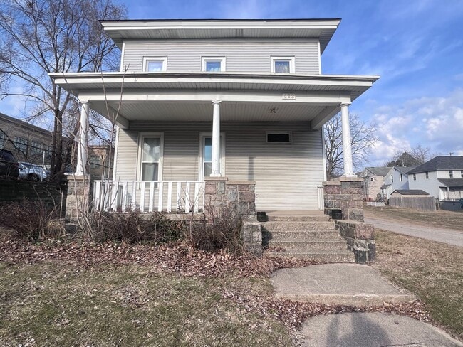 Building Photo - Two Bedroom Apartment! Three Blocks from Michigan Ave (Medical Mile)