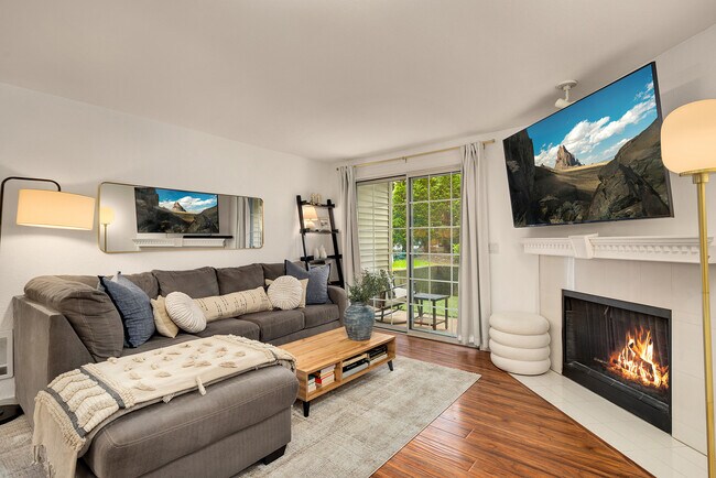 Building Photo - 215 9th St