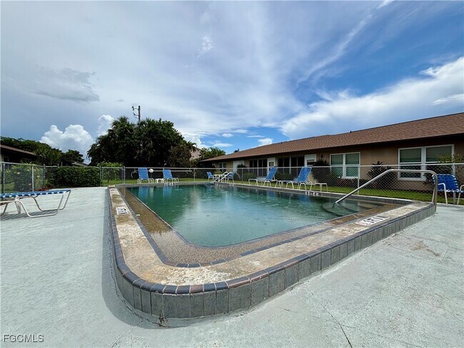 Building Photo - 4619 SE 5th Pl