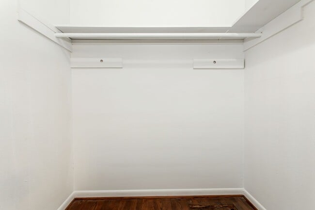 Building Photo - 1 Bedroom, 1 Bath Apartment in historic Munger Place!