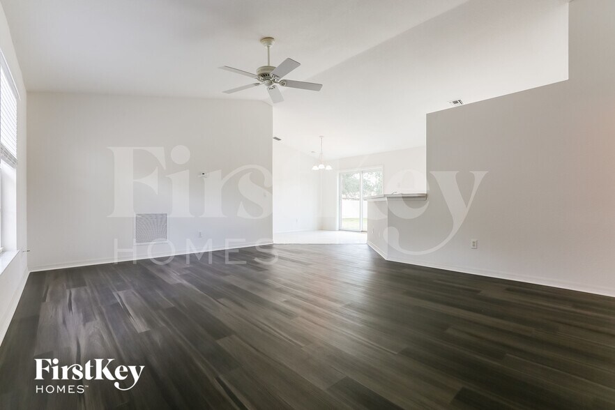 Building Photo - 11092 Vanessa Ave