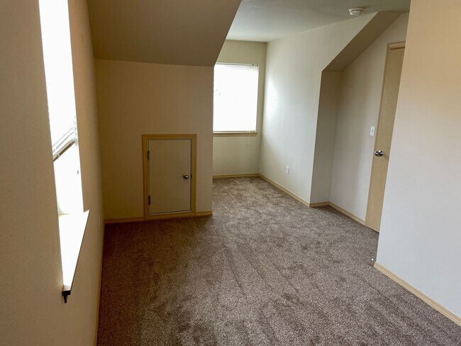 Building Photo - Charming Home in a Gated Tacoma Community – Minutes from JBLM!