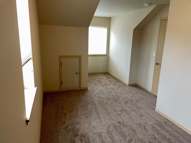 Building Photo - ***PENDING APPLICATION*** Charming Home in a Gated Tacoma Community – Minutes from JBLM!