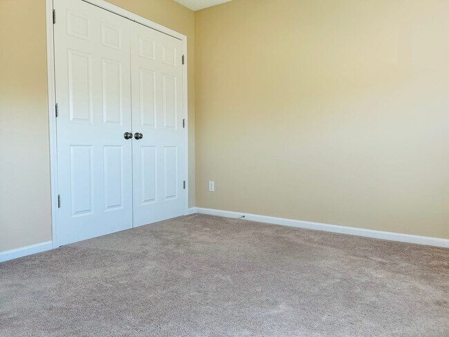 Building Photo - Fresh Updated Interior, Close to Fort Riley