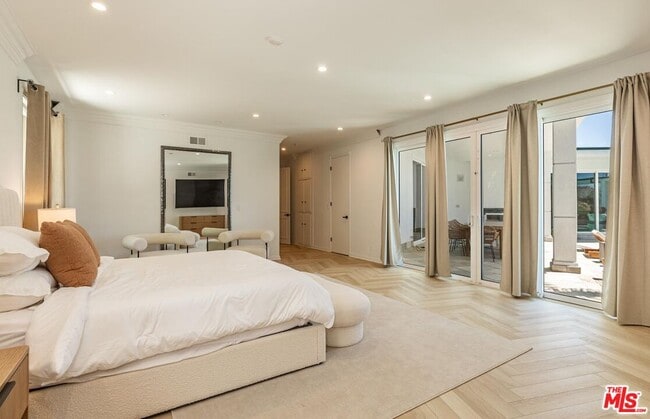Building Photo - 560 Chalette Dr