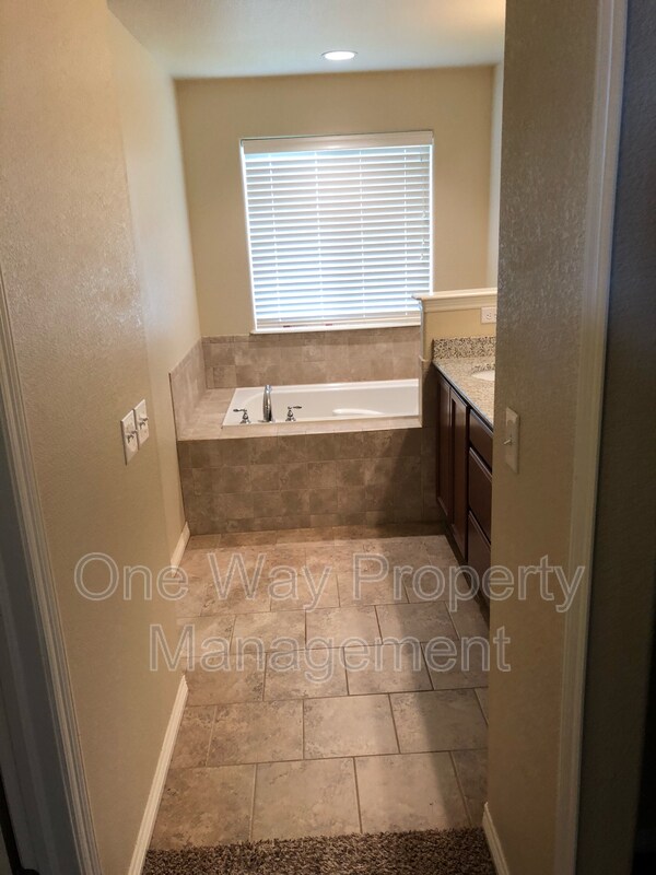 Building Photo - 242 Saratoga Dr