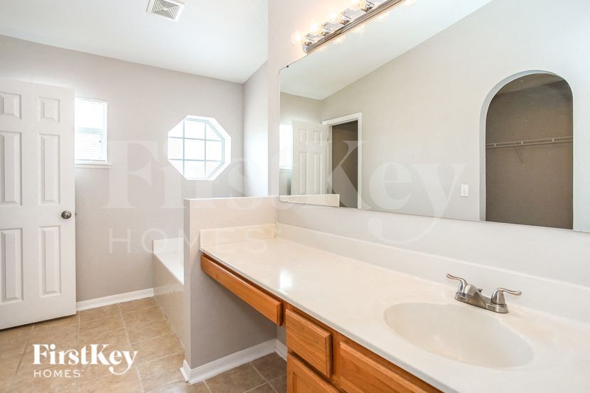 Building Photo - 12612 Lake Vista Dr