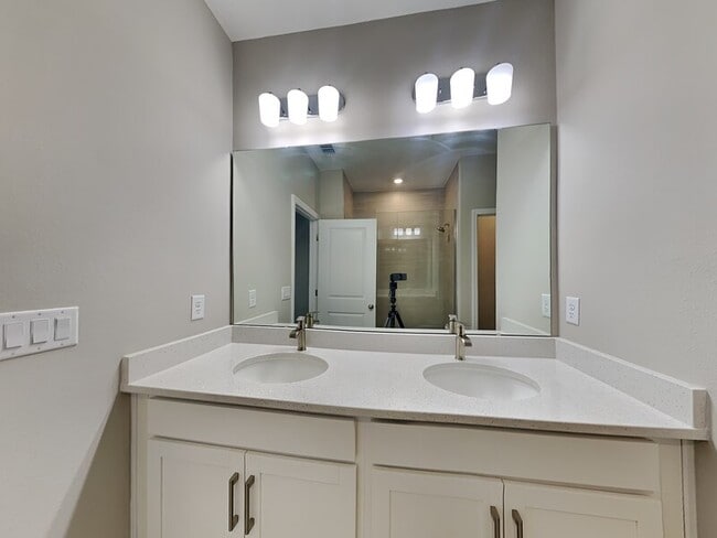 Building Photo - 637 Bayhawk St