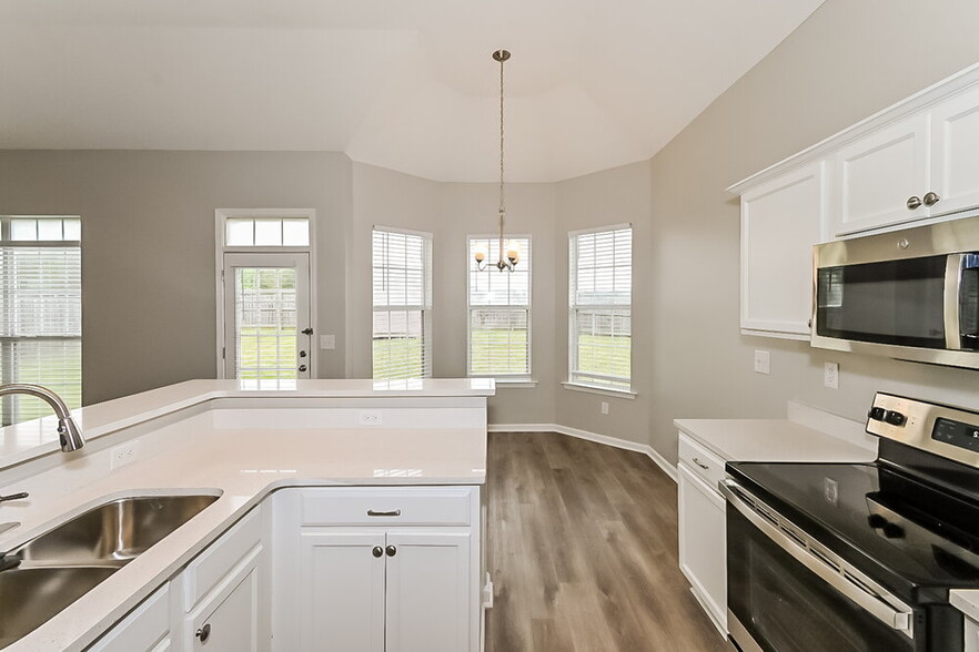 Building Photo - 7077 Queens Crown Ct