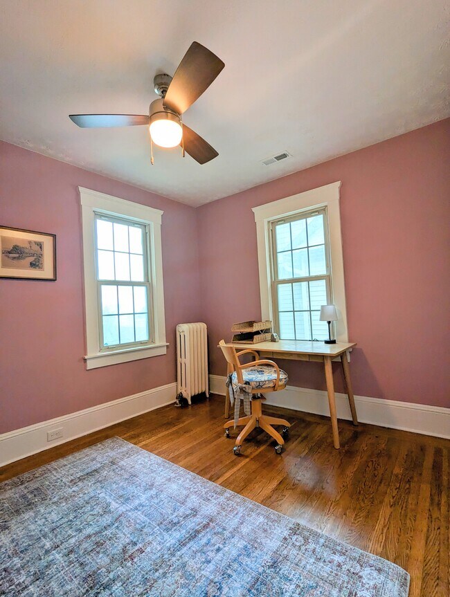 4th bedroom with full size pullout futon and desk - 7216 W Clinton Ave