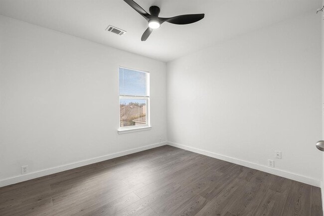 Building Photo - 2204 Founder Dr